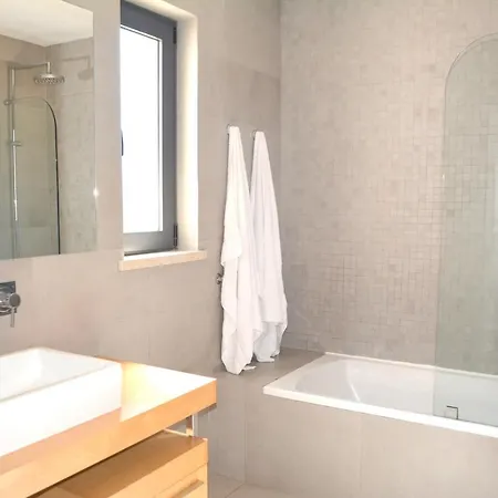 With 4 Bedrooms In With Private Pool Enclosed Garden And Wifi * Faro